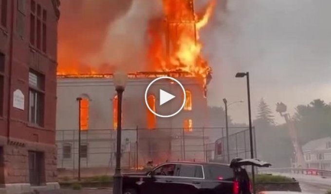 160-летняя церковь сгорела дотла после удара молнии в американском штате Массачусетс