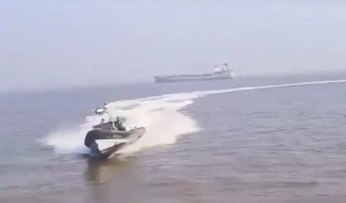 A military boat crashed into a ferry with tourists in India (3 photos + 2 videos)