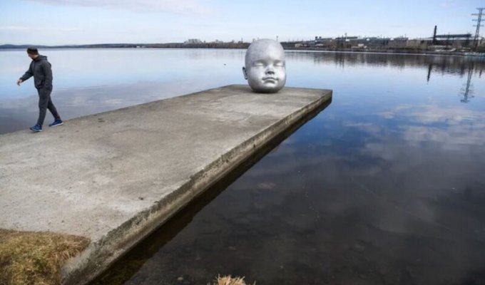 A giant baby head was installed on the bank of the Verkh-Isetsky pond (4 photos)