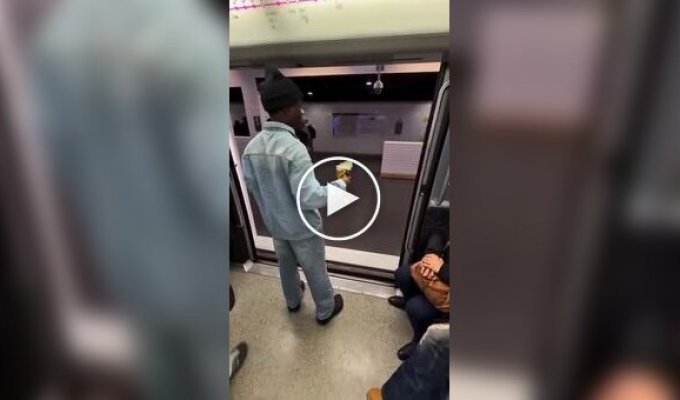 Пассажира метро «самоудалили» за выброшенный мусор