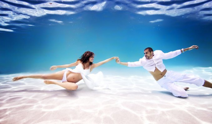 Красивая подводная фотосессия с беременными девушками (20 фото)