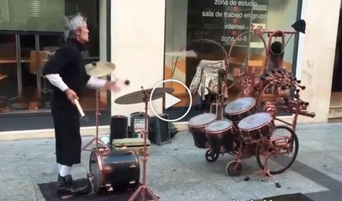 Уличный музыкант-жонглер на улицах Сарагосы
