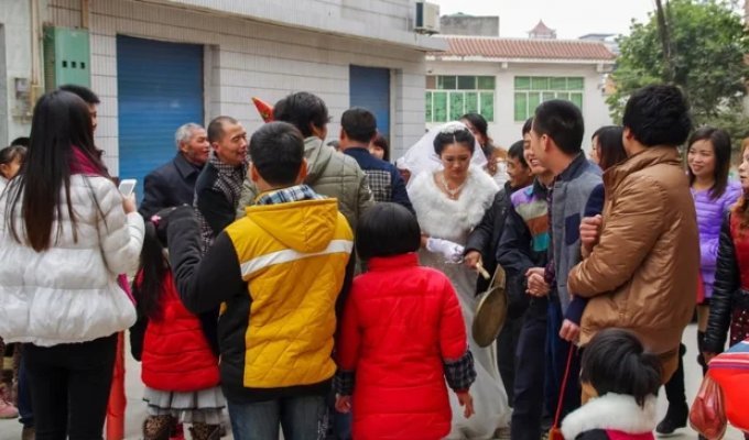 A woman in China earned $42,000 in three months on "quick" marriages and divorces (3 photos)