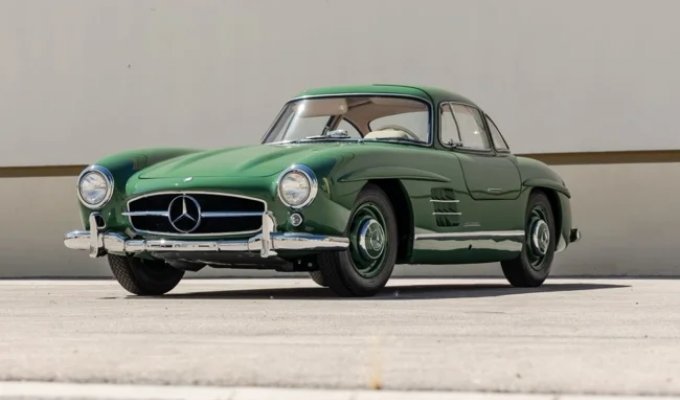 Единственный в мире экземпляр в оттенке зелёного цвета Mercedes-Benz 300SL Gullwing пустят с молотка (24 фото)