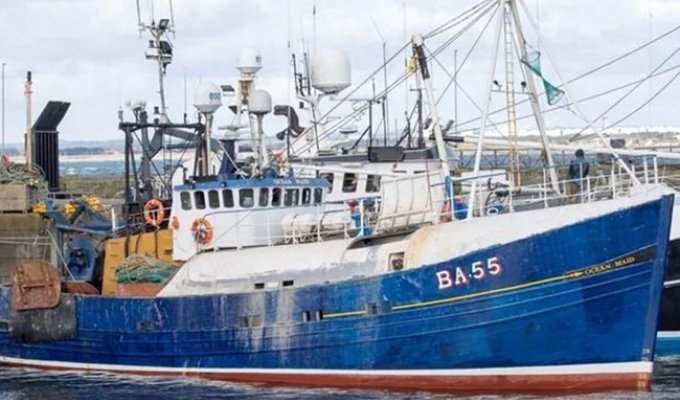 A Sailor Hosted A Tea Ceremony And "Sunk" A Fishing Vessel (2 photos)