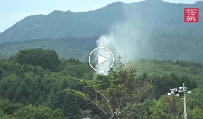 В Японии уже две недели извергается загадочный гейзер