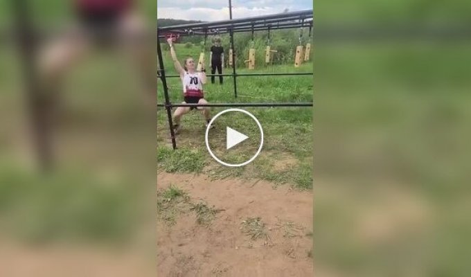 Спортивная девушка показала невероятную выносливость на полосе препятствий