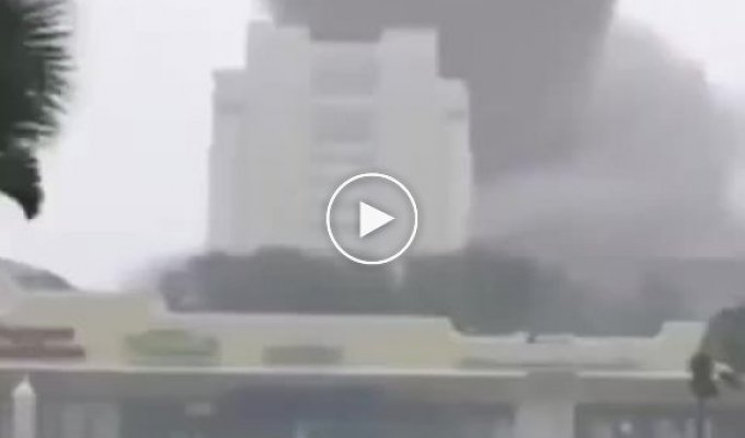В Ливии засняли мощный торнадо с молнией