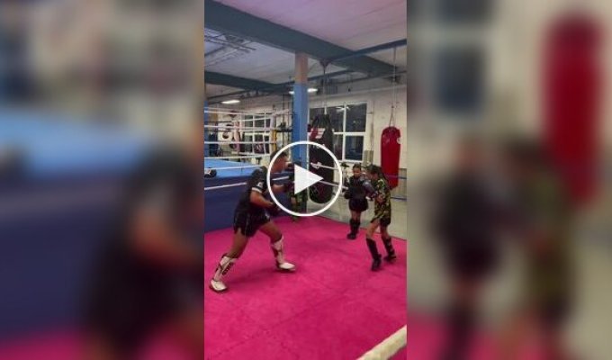 10-летняя спортсменка демонстрирует мастерство в кикбоксинге