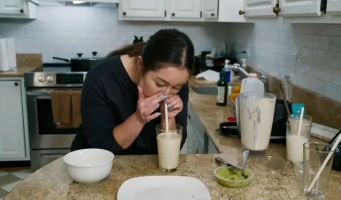 Женщина вдыхает еду через соломинку и чувствует себя "феноменально" (3 фото)