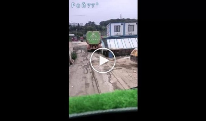 Грузовик перевернул туалет и застал врасплох китайского пешехода