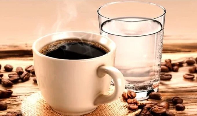 Why Drinking Water with Coffee Isn't a Whim—It's a Necessity (6 photos)