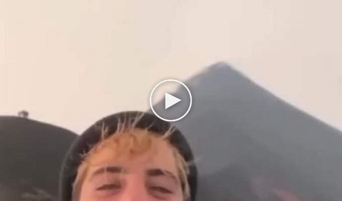 Турист случайно снял удар молнии в вершину горы