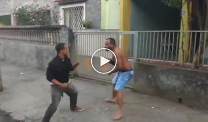 Уличная схватка двух бразильских парней