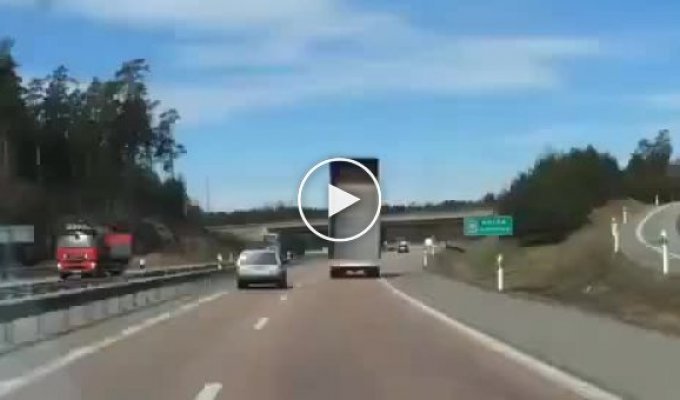 Водитель грузовика врезался в мост по собственной глупости