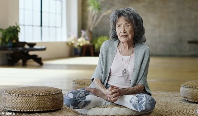 «Радость жизни находится прямо внутри вас» — Тао Порчон-Линч, 98-летняя инструктор йоги (13 фото)