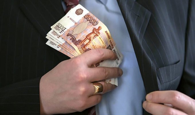 В Саратове задержали чиновника, проглотившего рекордную взятку размером в 30 млн рублей (1 фото)