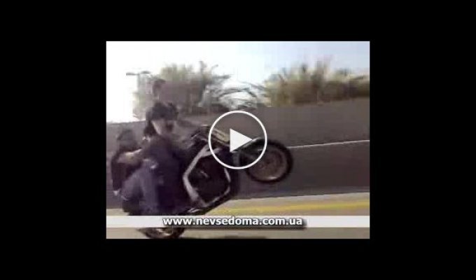 Опасный трюк на мотоцыкле с пассажиром