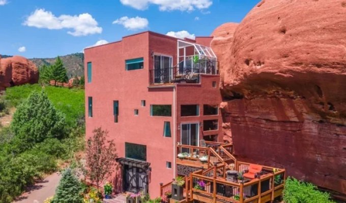 A house in Colorado that resembles the Flintstones' home is up for sale (9 photos)