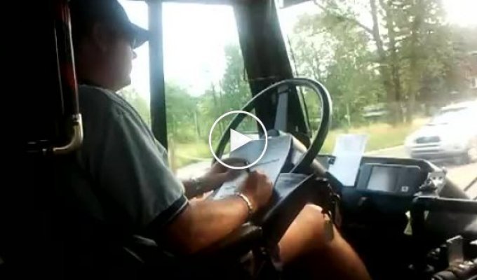 Водитель автобуса заполняет бумаги