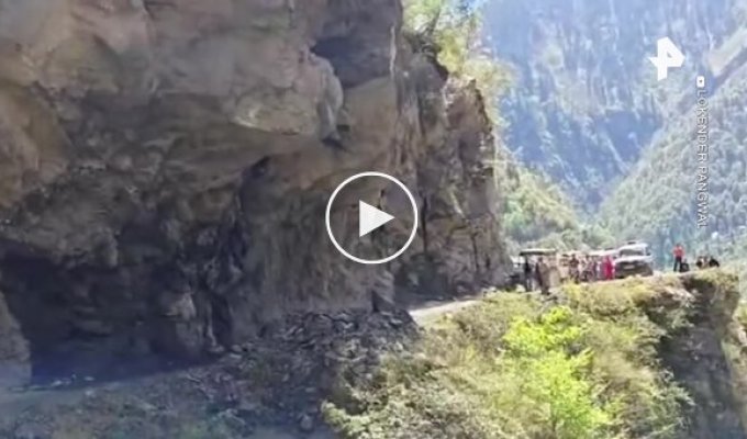 Обрушение скалы на дорогу в Индии