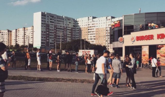 Открытие первого в Белоруссии ресторана Burger King вылилось в массовое наполнение тары бесплатными напитками (6 фото)