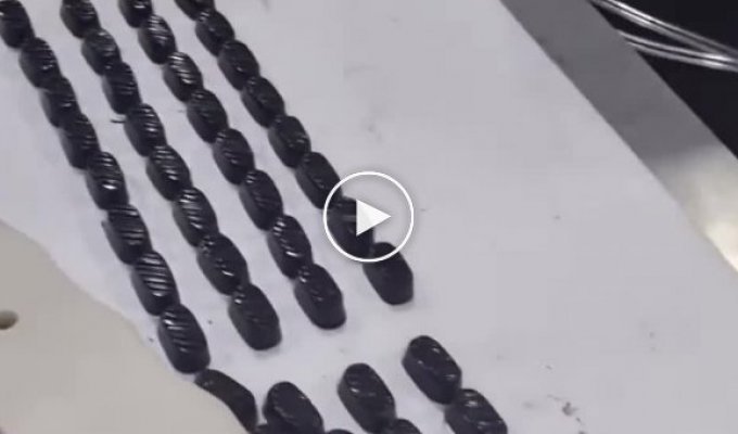Automatic candy wrapping machine