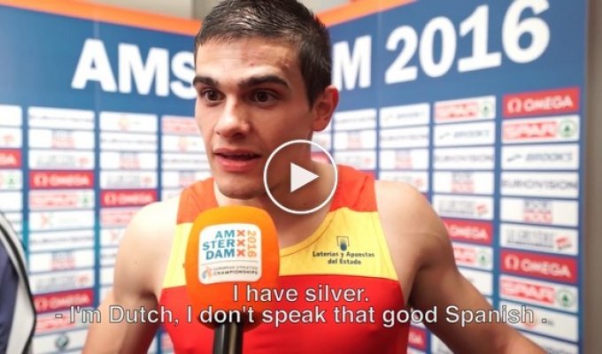 Испанский атлет узнает, что его серебряная медаль только что превратилась в золотую  