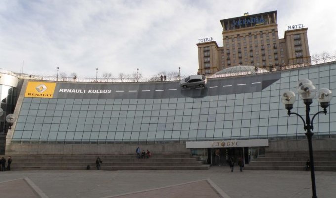 Реклама Renault в центре Киева (5 фото)