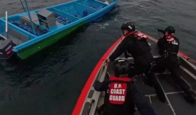 Береговая охрана США перехватила рекордную партию кокаина в Тихом океане (3 фото + 1 видео)