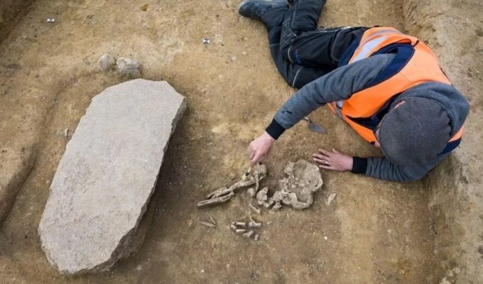 В Германии найдена могила "зомби" возрастом 4200 лет (4 фото)