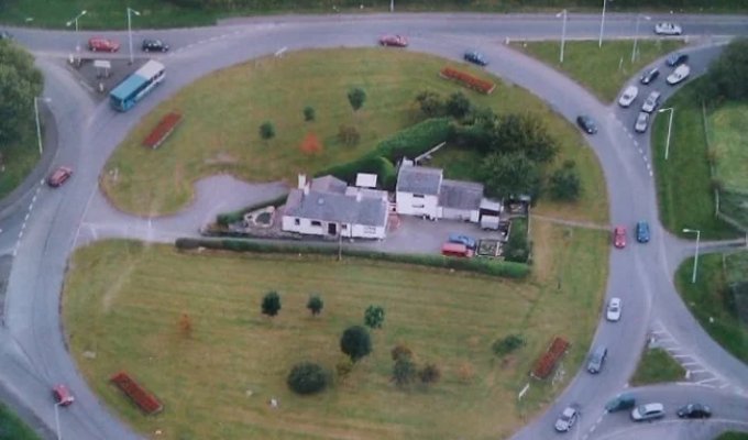 The house ended up in the center of the ring road: how people have been living there for 60 years (4 photos + 1 video)