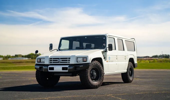 A rare modification of the Toyota Mega Cruiser with left-hand drive went under the hammer (31 photos)