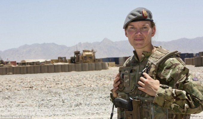 Будни британских женщин-военнослужащих в Афганистане (25 фото)