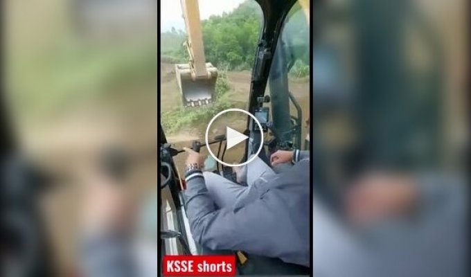 How to become an excavator operator in 40 seconds