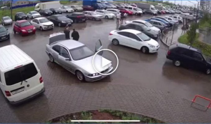In Kirov, a man in a BMW in the middle of the street opened fire with a sawn-off shotgun