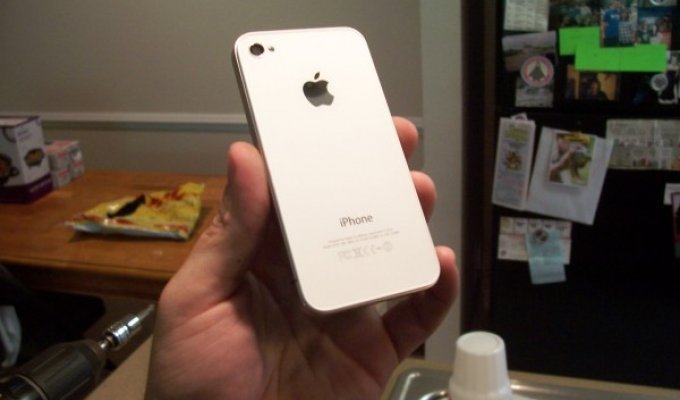 Подросток заработал $130 тыс на продаже белых панелей для iPhone 4