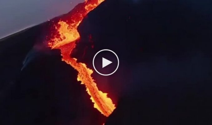 It was worth it: the photographer burned the drone for spectacular shots of the volcanic eruption in Iceland