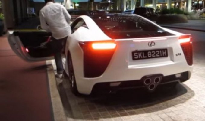 В Сингапуре разбили суперкар Lexus LFA стоимостью более 350 000 долларов (3 фото + видео)