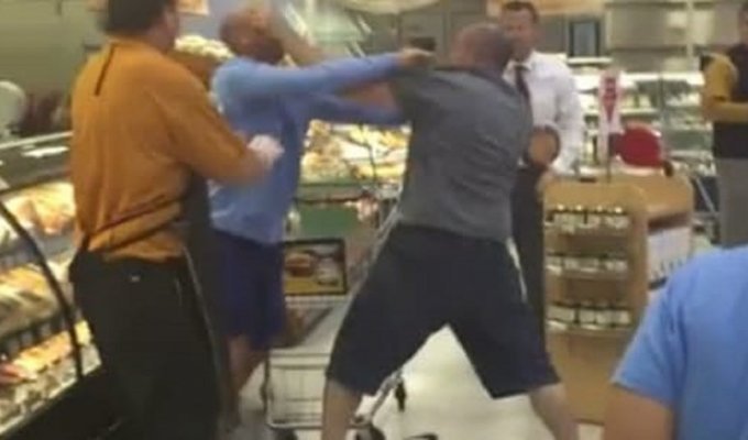 Дикие драки в супермаркетах (16 фото)
