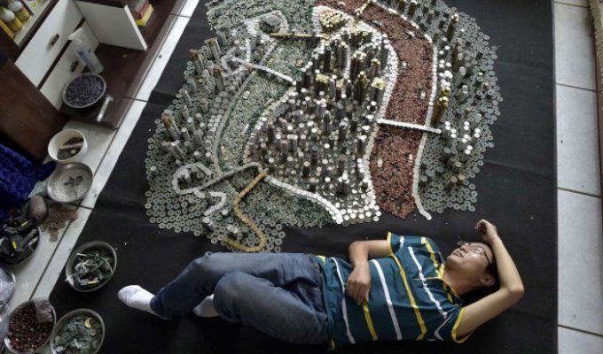 Китаец за месяц построил макет родного города из 50 тысяч монет (10 фото)