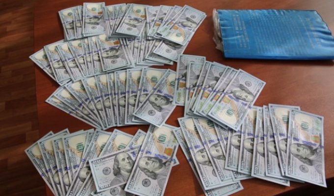 В Хабаровском крае полицейские вернули гражданину потерянные документы и крупную сумму денег (3 фото)