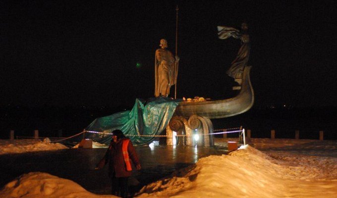 Рухнул памятник основателям Киева (2 фото)