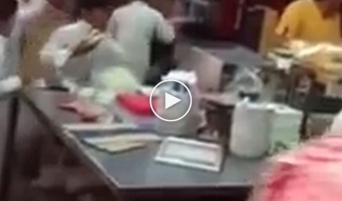 В Саудовской Аравии дети устроили беспорядки во время раздачи еды в ресторане