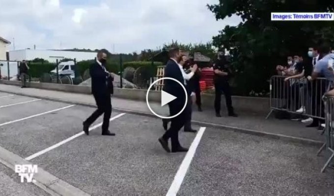 В Сети опубликовали видео, где Эмманюэлю Макрону дают пощёчину с другого ракурса