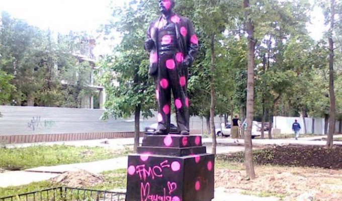 Памятник Ленину "загламурили" (3 фото)