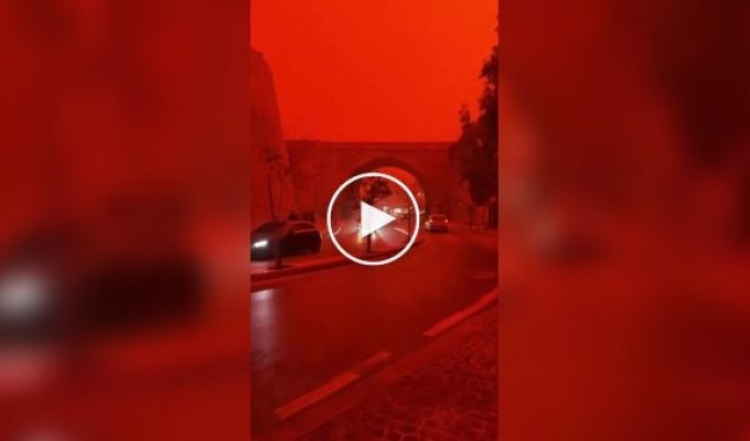 Небо над островом Крит окрасилось в красный цвет