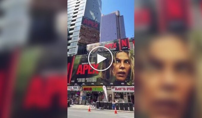 Charlize Theron Conquered an impromptu "summit" in downtown New York