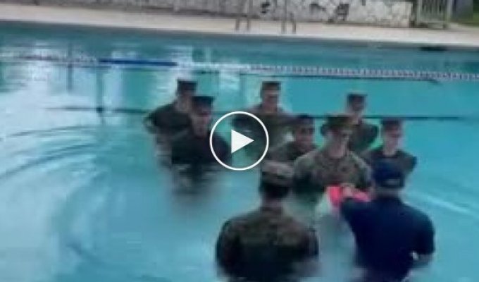 Военный решил провести церемонию получения нового звания в бассейне