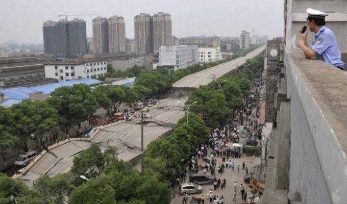 В Китае обвалилась дорога (2 фотографии)